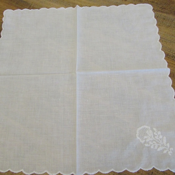 Cotton scalloped hem with cutout design 1 corner - Picture 5 of 8